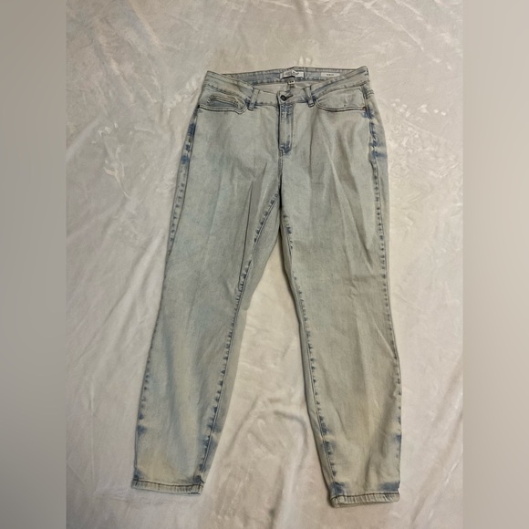 JUDY BLUE High Waist Bleached Slim Fit Jeans - Picture 2 of 9